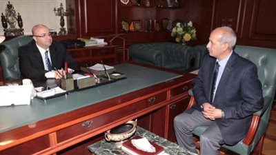 محافظ بني سويف يناقش نتائج إدارة مشروع المواقف