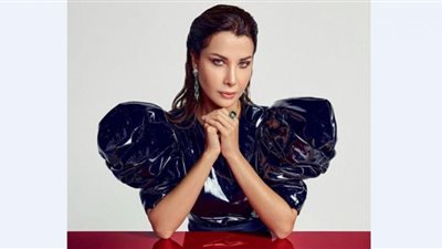 شرطة الموضة تسخر من إطلالة نانسي عجرم.. السر في البطانة