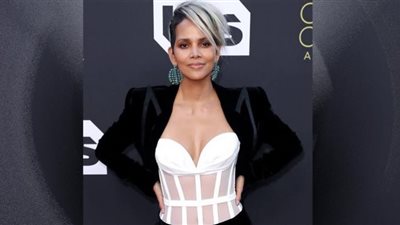 هالي بيري تستعرض مفاتنها بفستان مكشوف و ورود ذهبية