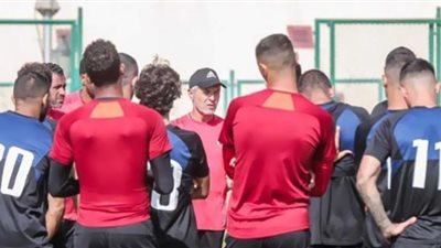 كولر يحاضر لاعبي الاهلى فنيًا بالفيديو