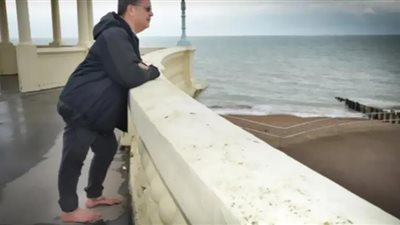 بريطاني يعيش حافي القدمين بعد وفاة زوجته