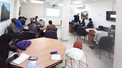 الإذاعي طارق أبوالسعود يدرب الوافدين على فنون التعليق الصوتي