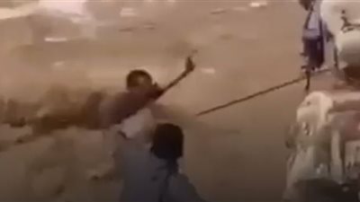 لحظة إنقاذ وافد آسيوي من السيول بالسعودية (شاهد)