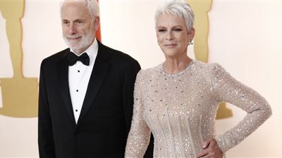 جيمي لي كرتيس وصوفيا كارسون يتوافدنا على السجادة الذهبية لـ أوسكار 2023