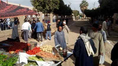 نقل الباعة الجائلين وتوفير مكان بديل بنجع حمادي