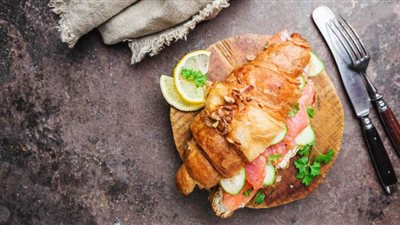 حضري كرواسون بسمك السلمون.. يقي من السرطان