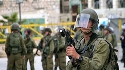 إصابة فلسطيني بالرصاص الاحتلال الإسرائليى واعتقال 11 من الضفة الغربية