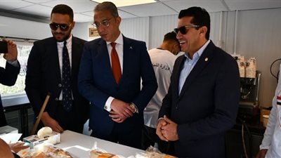 وزير الشباب والرياضة ومحافظ الفيوم يتفقدان مشروعات الطعام المتنقلة
