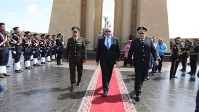 المحافظ يضع اكليل من الزهور على النصب التذكاري للشهداء بمناسبة العيد القومى لمحافظة بنى سويف