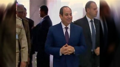 السيسي يتفقد غرفة التحكم بمجمع مصانع الأسمدة الأزوتية| فيديو