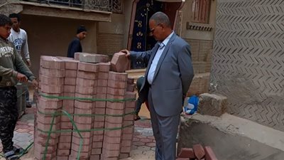 متابعة أعمال تركيب الإنترلوك بشوارع مدينة سنورس بالفيوم