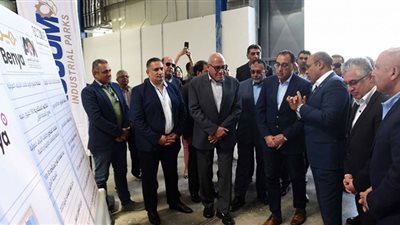 رئيس الوزراء يتفقد مصنع 