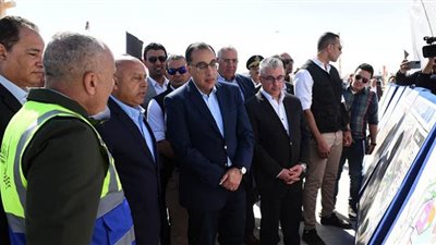 رئيس الوزراء يتفقد مشروع استكمال تطوير ميناء السخنة