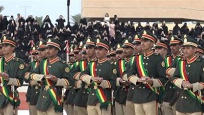 جنود سعوديون يلقون بقباعتهم في السماء