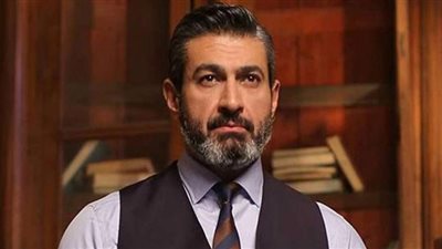 ياسر جلال يصف 