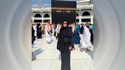 أول ظهور لريم البارودي أمام الكعبة بعد رحيل والدها