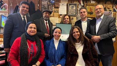 مشيرة خطاب تتسلم شهادة التقدير للشخصية النسائية من اتحاد الجاليات المصرية بأوروبا