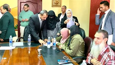 القوى العاملة تسلم عقود عمل لذوي همم بالشرقية