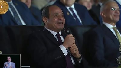 السيسي يشاهد أعمال تعبئة كراتين كتف في كتف بالمحافظات.. فيديو