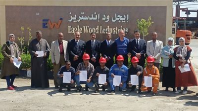 القوى العاملة تسلم 30 عقد عمل لشباب منهم ذوي همم بقنا
