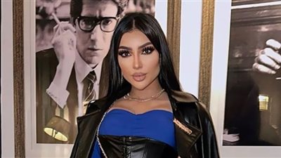 دنيا بطمة تطل بالفرو في مساندة نجلتها