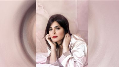 رانيا منصور تخطف الأنظار بألوان شولدر