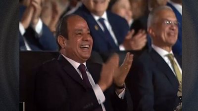 تصفيق حاد من الرئيس السيسي لأصغر متطوعين 