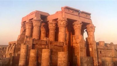 نجل الملك فاروق في زيارة سياحية لمعبد كوم أمبو بأسوان