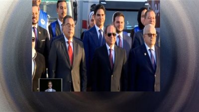 صورة تذكارية للرئيس السيسي مع متطوعي مبادرة كتف في كتف .. فيديو