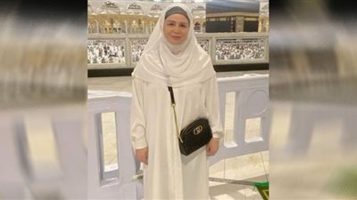 إلهام شاهين تؤدي مناسك العمرة برفقة ابنة شقيقتها.. صور