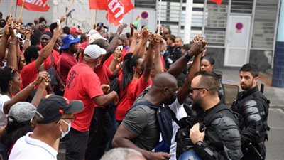 إضراب ثلث العاملين في 