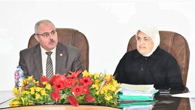 رئيس جامعة قناة السويس يناقش خطة عمل كلية العلوم