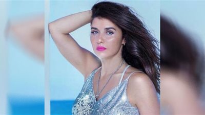 غادة عادل تصدم جمهورها بفستانها وشرطة الموضة توجه رسالة للمصمم