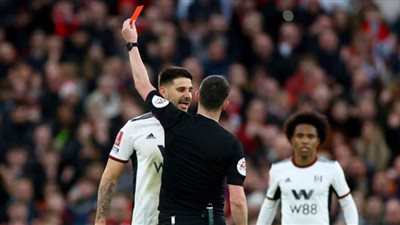 حكم المباراة يطرد ثنائي فولهام بسبب سانشولاعب اليونايتد