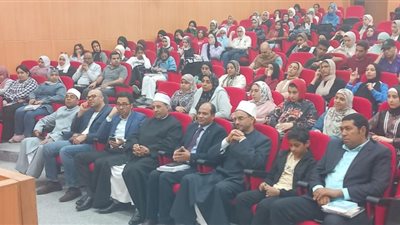 قافلة البحوث الإسلامية تعقد لقاءً مفتوحًا مع طلاب الألسن بجامعة جنوب الوادي