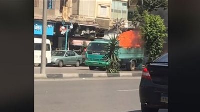 شاب يقود سيارة نقل مشتعلة على طريق جسر السويس