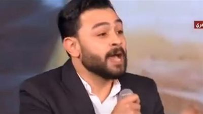 وسط دموع الحضور وتأثر السيسي.. الشاعر فارس يبدع في قصيدة عن الأم (شاهد)