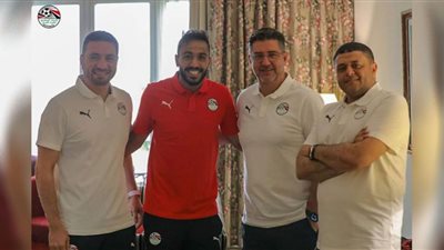 شاهد.. فيتوريا يستقبل اللاعبين قبل انطلاق معسكر المنتخب استعدادا لمواجهتي مالاوي