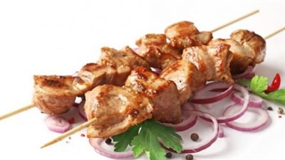 خطوات سريعة لتحضير شيش لحم مشوي