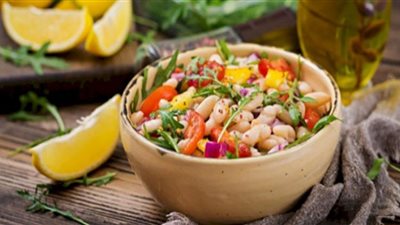 حضري سلطة فاصوليا بيضاء بجبن الفيتا وتمتعي بقوام رشيق