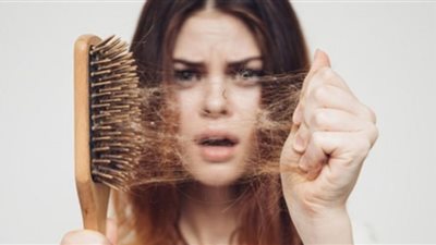 تساقط شعر السيدات علامة على الإصابة بمرض خطير