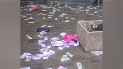 منقذ ضحايا زلزال تركيا.. سرقهم ورمى الأموال في الشارع