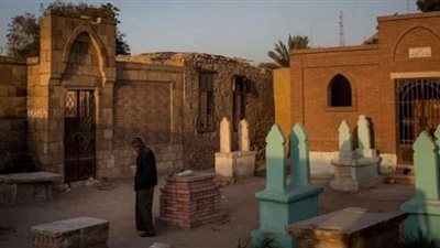 حكم توزيع الصدقات عند زيارة المقابر