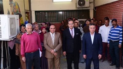 رئيس جامعة سوهاج يوزع كرتونة رمضان للعاملين الأكثر احتياجًا