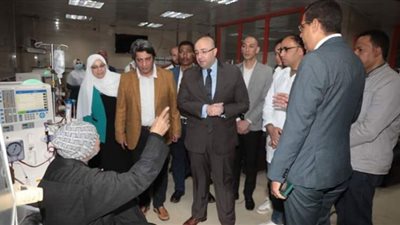 محافظ بني سويف يوزع الهدايا على الأمهات المرضى بمستشفى التأمين الصحي