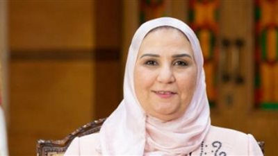 نيفين القباج تمزج بين الرقي والاحتشام في أحتفالية المرأة المصرية