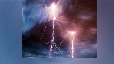 السماء تنفجر وتوقظ سكان قطاع غزة في منتصف الليل.. شاهد