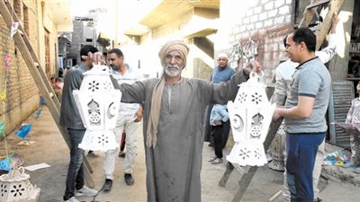 زينة بأيدى الأقباط والمسلمين فى الأقصر