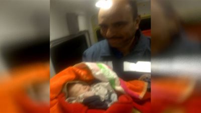 مسعف وسائق يساعدان سيدة على وضع مولودها أثناء نقلها للمستشفى ببني سويف