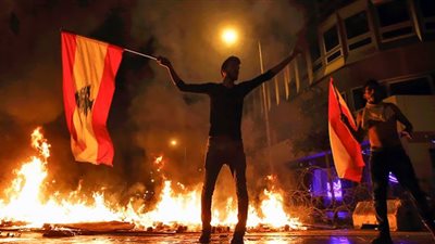 الغضب يجتاح لبنان والاحتجاجات تُغلق شوارع بيروت